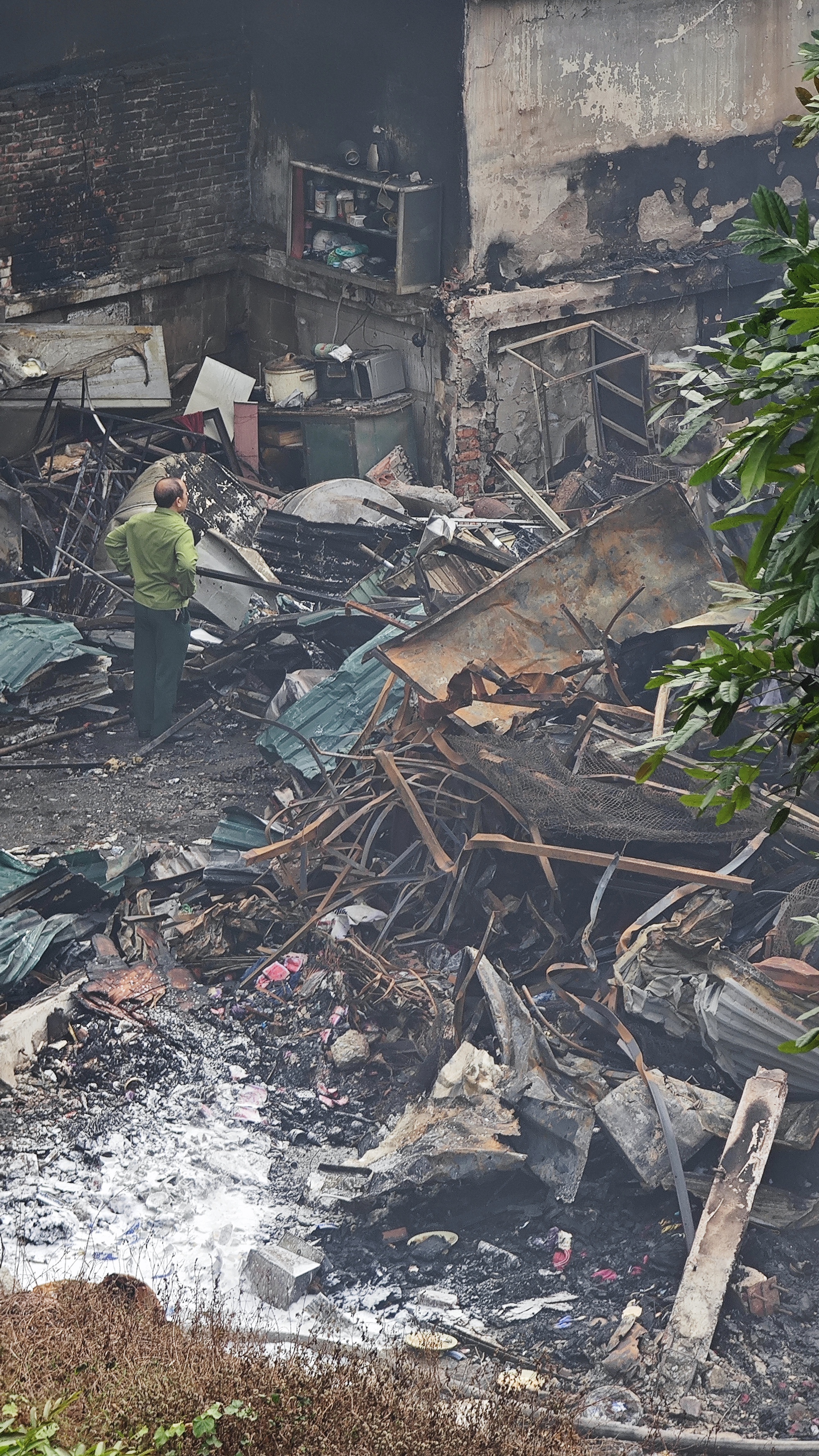 To&agrave;n cảnh hiện trường vụ ch&aacute;y chợ Xanh ở H&agrave; Nội: Tiểu thương b&agrave;ng ho&agrave;ng bật kh&oacute;c v&igrave; cả tỷ tiền h&agrave;ng Tết vừa nhập đ&atilde; h&oacute;a tro- Ảnh 9.