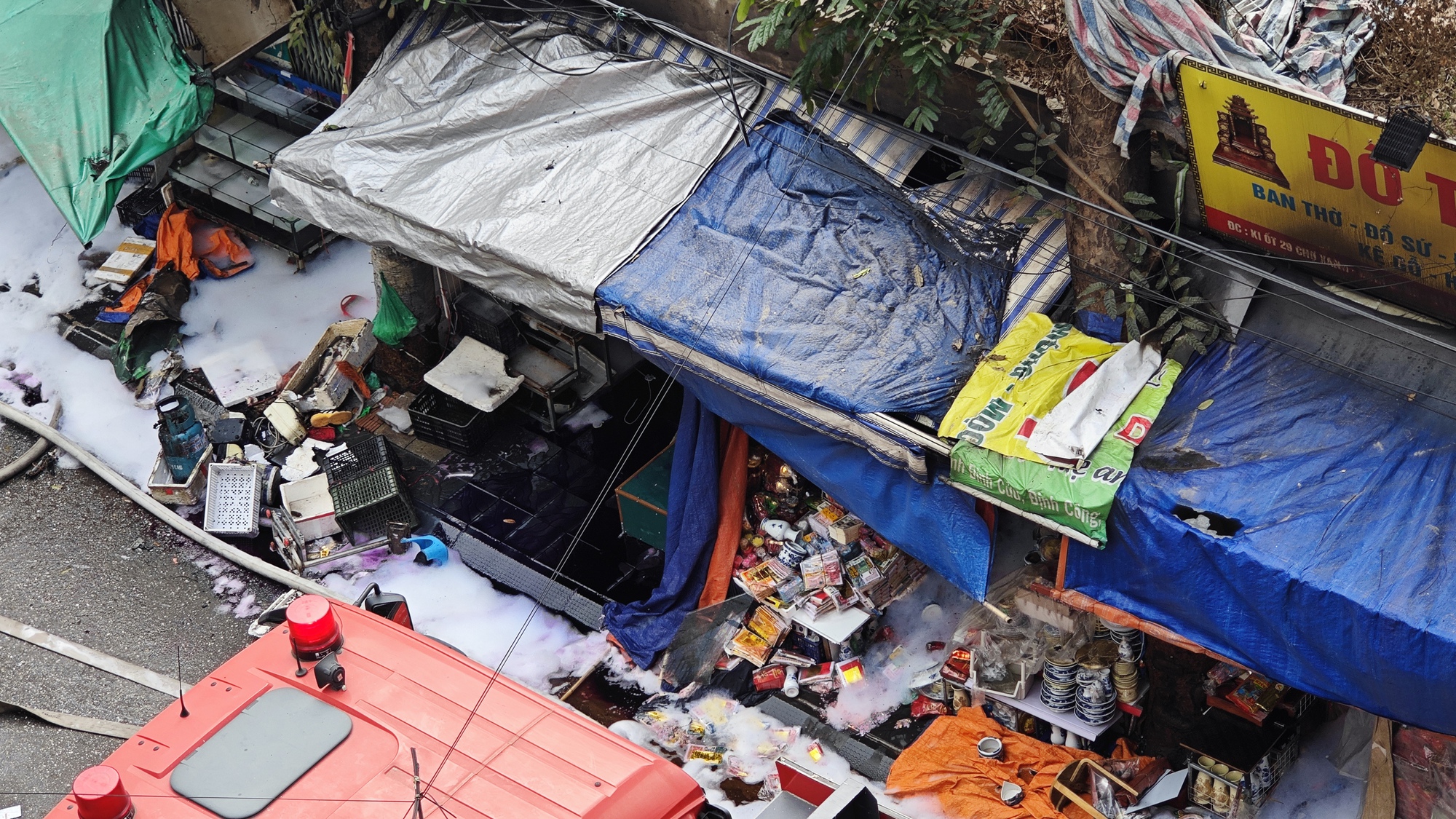 To&agrave;n cảnh hiện trường vụ ch&aacute;y chợ Xanh ở H&agrave; Nội: Tiểu thương b&agrave;ng ho&agrave;ng bật kh&oacute;c v&igrave; cả tỷ tiền h&agrave;ng Tết vừa nhập đ&atilde; h&oacute;a tro- Ảnh 10.