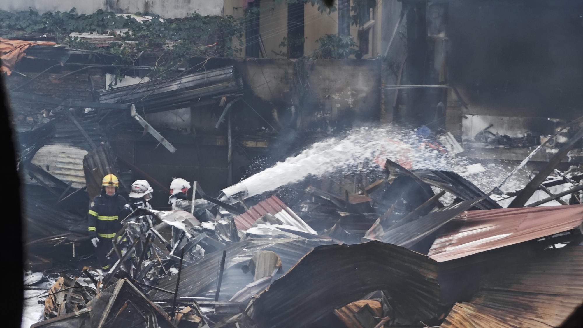 To&agrave;n cảnh hiện trường vụ ch&aacute;y chợ Xanh ở H&agrave; Nội: Tiểu thương b&agrave;ng ho&agrave;ng bật kh&oacute;c v&igrave; cả tỷ tiền h&agrave;ng Tết vừa nhập đ&atilde; h&oacute;a tro- Ảnh 2.