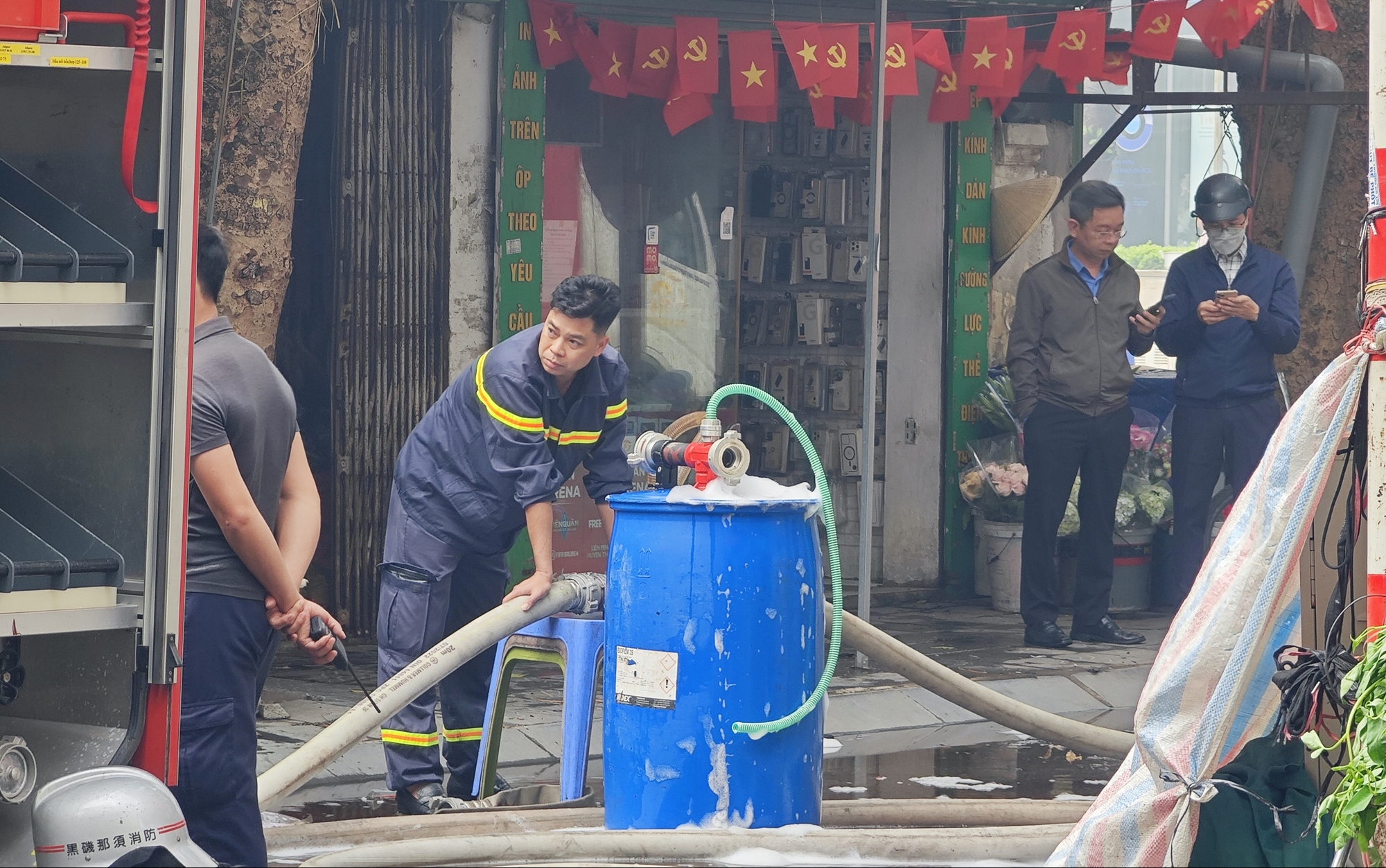 To&agrave;n cảnh hiện trường vụ ch&aacute;y chợ Xanh ở H&agrave; Nội: Tiểu thương b&agrave;ng ho&agrave;ng bật kh&oacute;c v&igrave; cả tỷ tiền h&agrave;ng Tết vừa nhập đ&atilde; h&oacute;a tro- Ảnh 4.