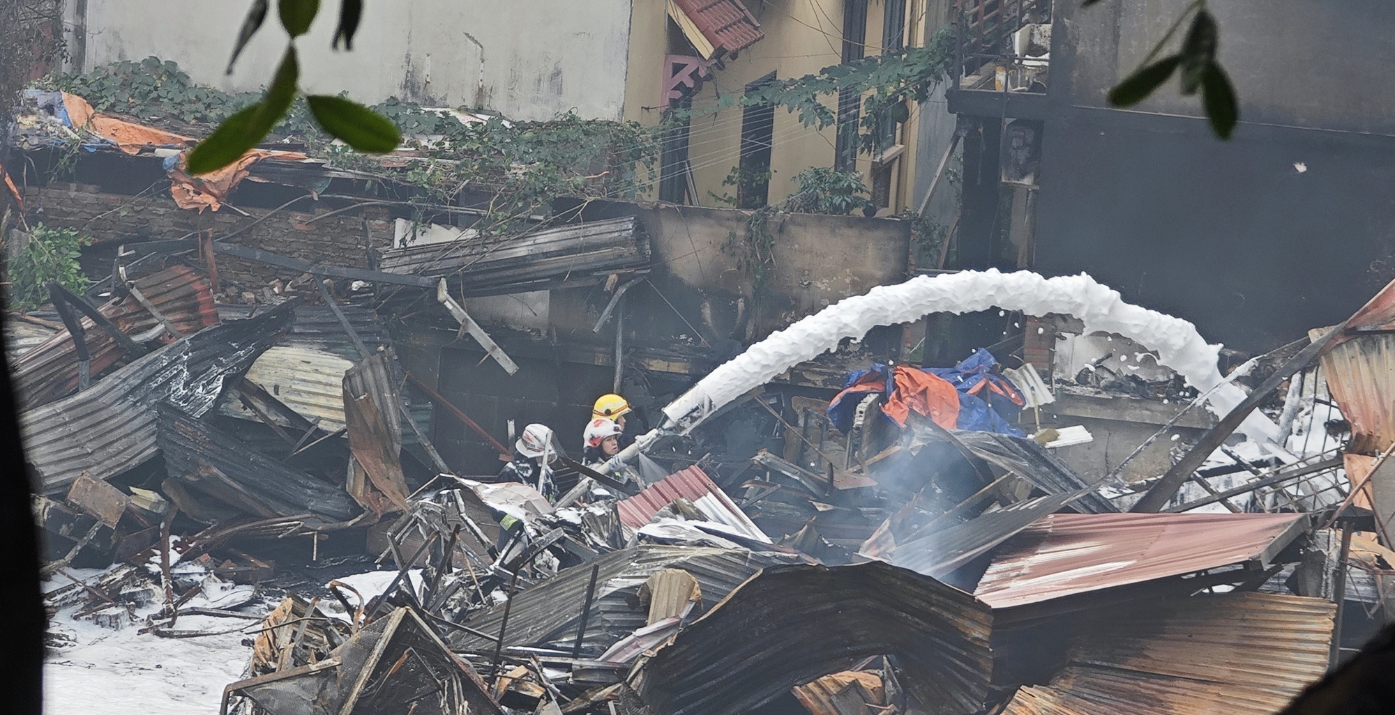 To&agrave;n cảnh hiện trường vụ ch&aacute;y chợ Xanh ở H&agrave; Nội: Tiểu thương b&agrave;ng ho&agrave;ng bật kh&oacute;c v&igrave; cả tỷ tiền h&agrave;ng Tết vừa nhập đ&atilde; h&oacute;a tro- Ảnh 3.