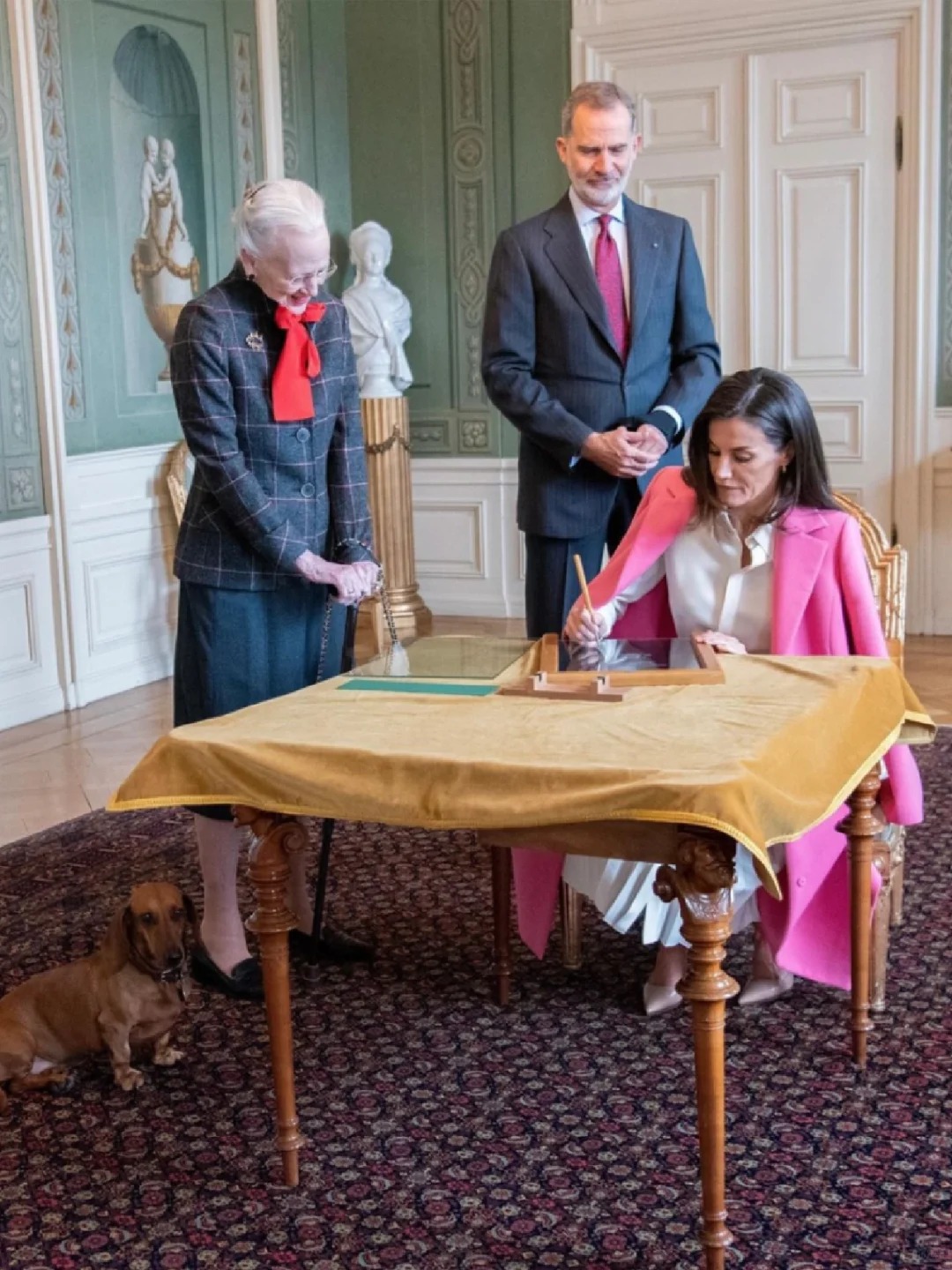 Vương hậu Letizia v&agrave; phong c&aacute;ch thời trang rực rỡ cho m&ugrave;a đ&ocirc;ng ấm &aacute;p - Ảnh 6.