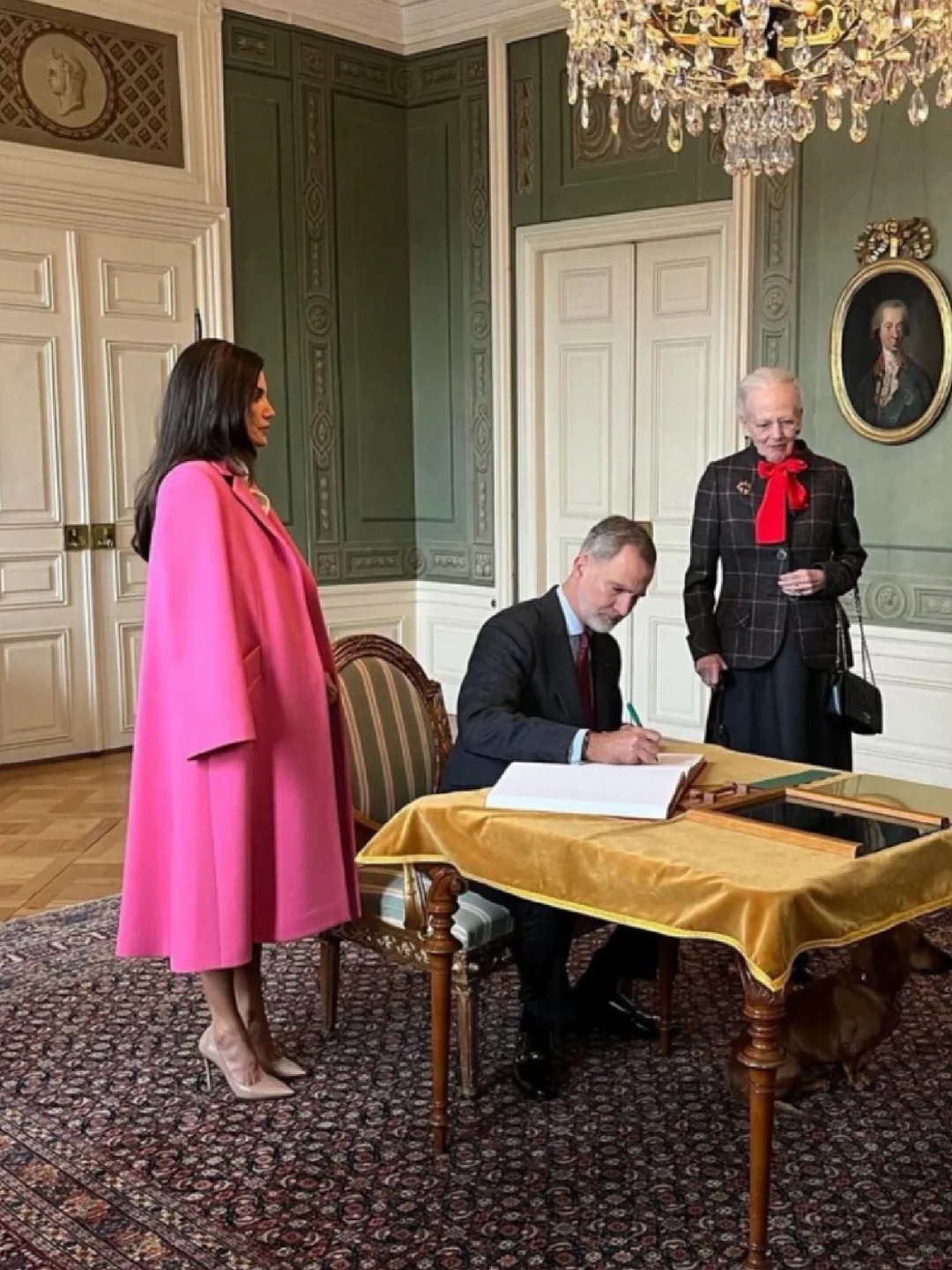 Vương hậu Letizia v&agrave; phong c&aacute;ch thời trang rực rỡ cho m&ugrave;a đ&ocirc;ng ấm &aacute;p - Ảnh 7.