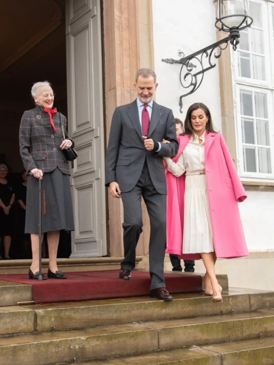 Vương hậu Letizia v&agrave; phong c&aacute;ch thời trang rực rỡ cho m&ugrave;a đ&ocirc;ng ấm &aacute;p - Ảnh 8.