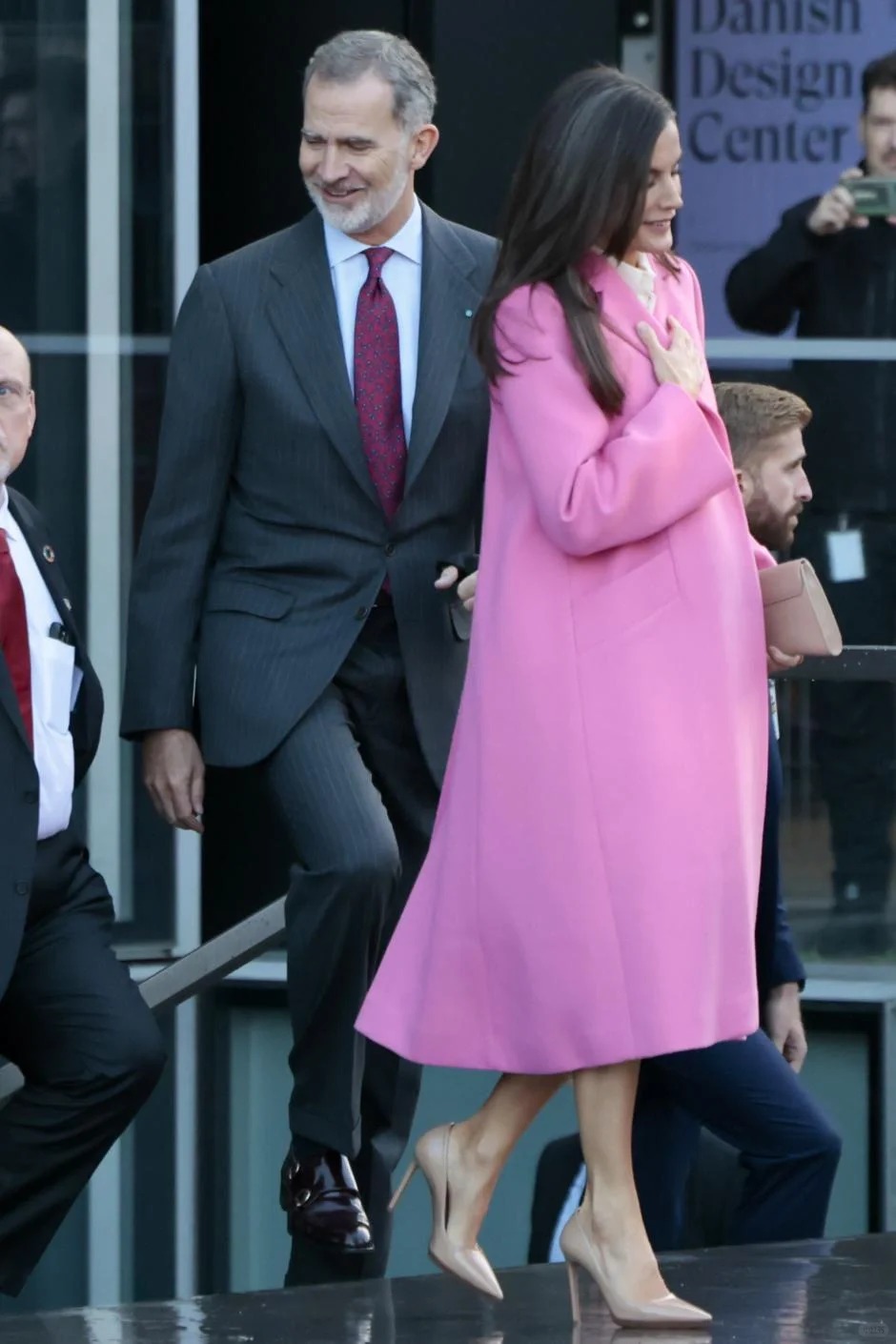 Vương hậu Letizia v&agrave; phong c&aacute;ch thời trang rực rỡ cho m&ugrave;a đ&ocirc;ng ấm &aacute;p - Ảnh 4.