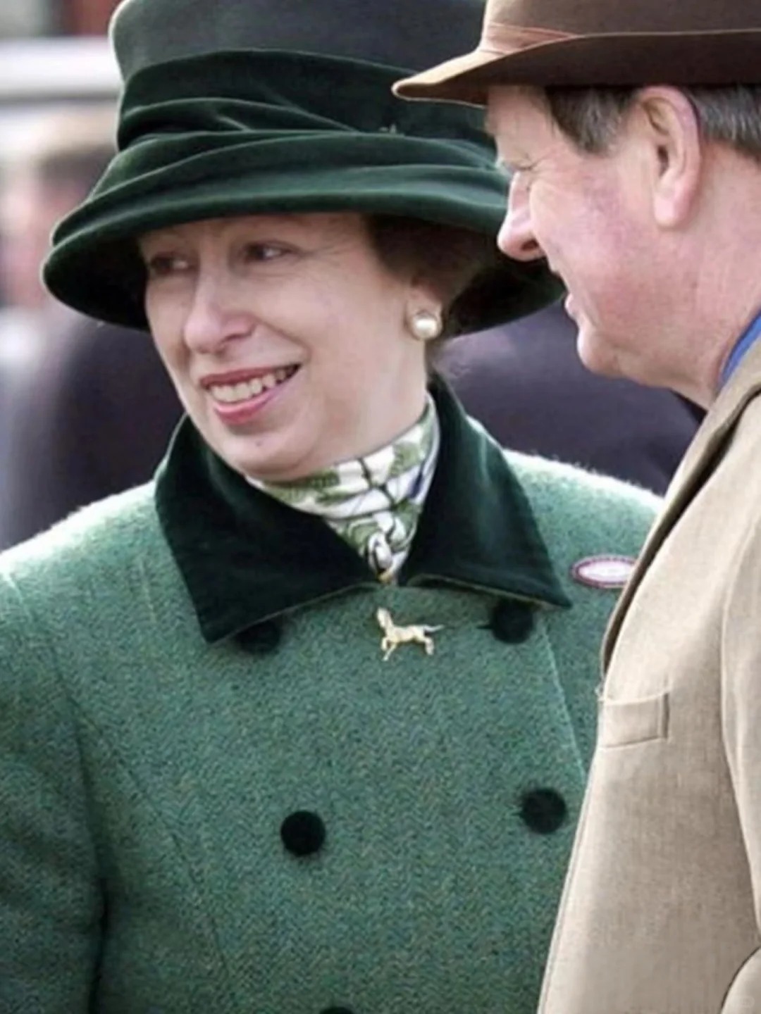 Từ chiếc huy hiệu h&igrave;nh ngựa của Vương nữ Anne: &Yacute; nghĩa biểu tượng trong phong c&aacute;ch phụ nữ sang trọng - Ảnh 6.