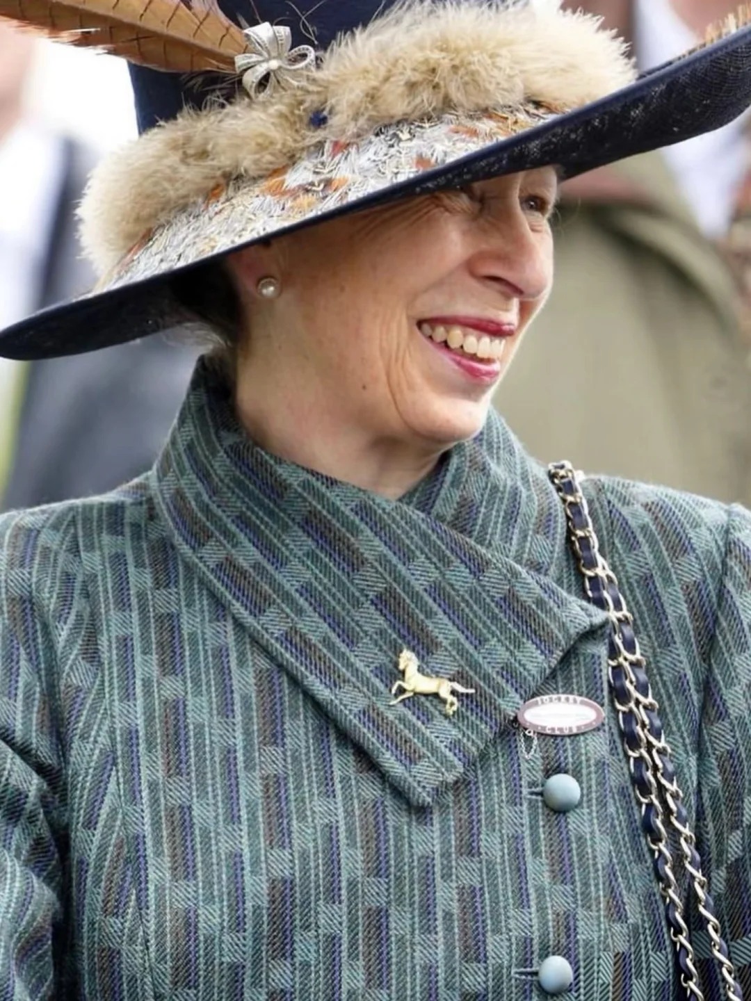 Từ chiếc huy hiệu h&igrave;nh ngựa của Vương nữ Anne: &Yacute; nghĩa biểu tượng trong phong c&aacute;ch phụ nữ sang trọng - Ảnh 8.