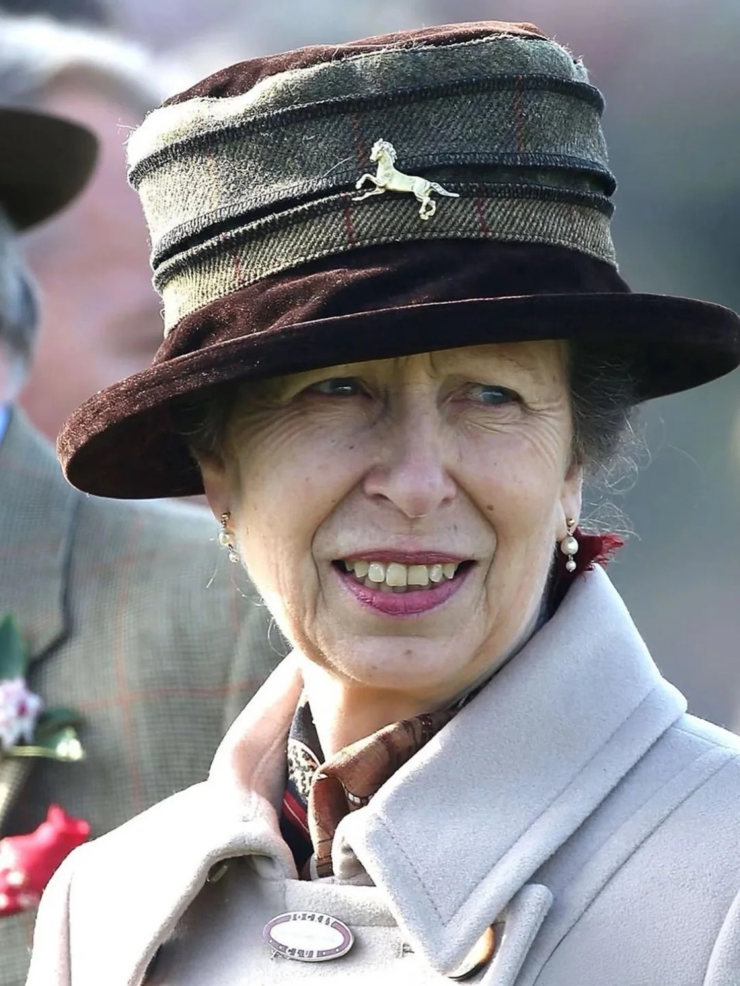 Từ chiếc huy hiệu h&igrave;nh ngựa của Vương nữ Anne: &Yacute; nghĩa biểu tượng trong phong c&aacute;ch phụ nữ sang trọng - Ảnh 9.