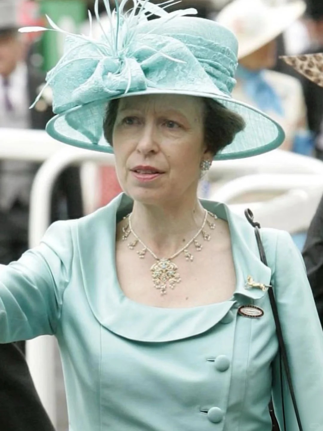 Từ chiếc huy hiệu h&igrave;nh ngựa của Vương nữ Anne: &Yacute; nghĩa biểu tượng trong phong c&aacute;ch phụ nữ sang trọng - Ảnh 4.