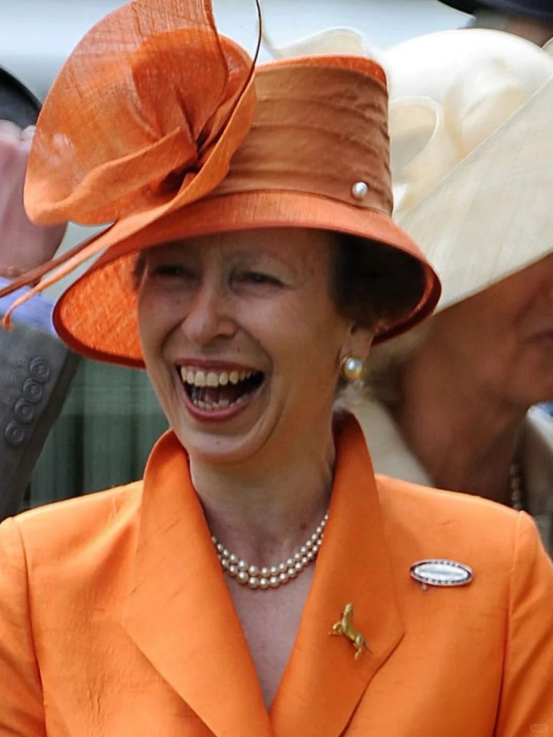 Từ chiếc huy hiệu h&igrave;nh ngựa của Vương nữ Anne: &Yacute; nghĩa biểu tượng trong phong c&aacute;ch phụ nữ sang trọng - Ảnh 5.