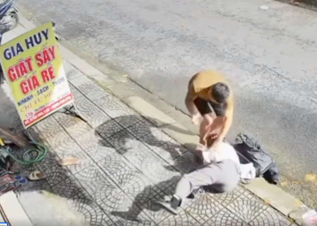 H&agrave;nh hung phụ nữ giữa đường phố Đ&agrave; Nẵng g&acirc;y x&ocirc;n xao dư luận - Ảnh 1.