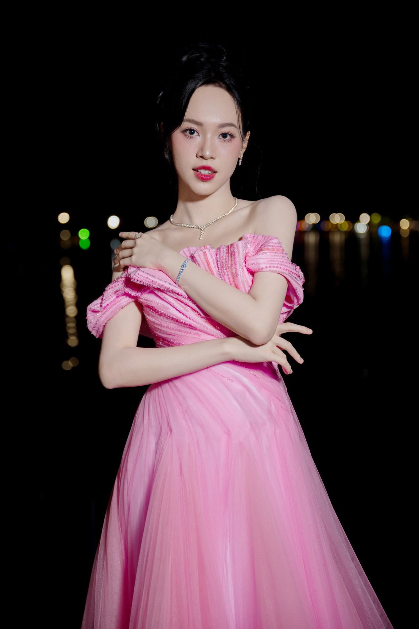 Chuyện lạ g&igrave; đang xảy ra với &Aacute; hậu Trịnh Thuỳ Linh? - Ảnh 4.