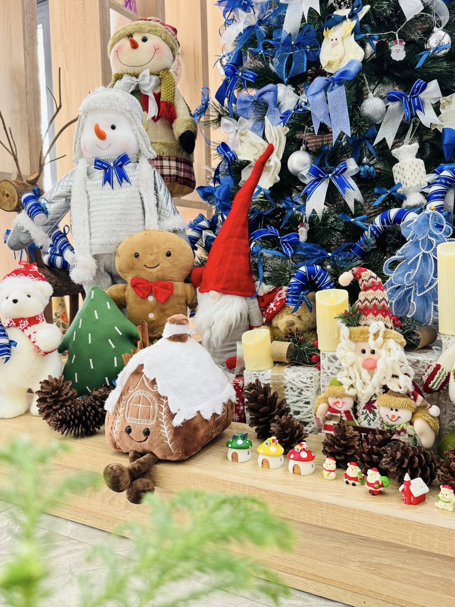 Tiệc Gi&aacute;ng sinh tone m&agrave;u lạ mắt mẹ Quảng Ninh thiết kế ri&ecirc;ng, 2 em b&eacute; xu&yacute;t xoa th&iacute;ch th&uacute;- Ảnh 2.