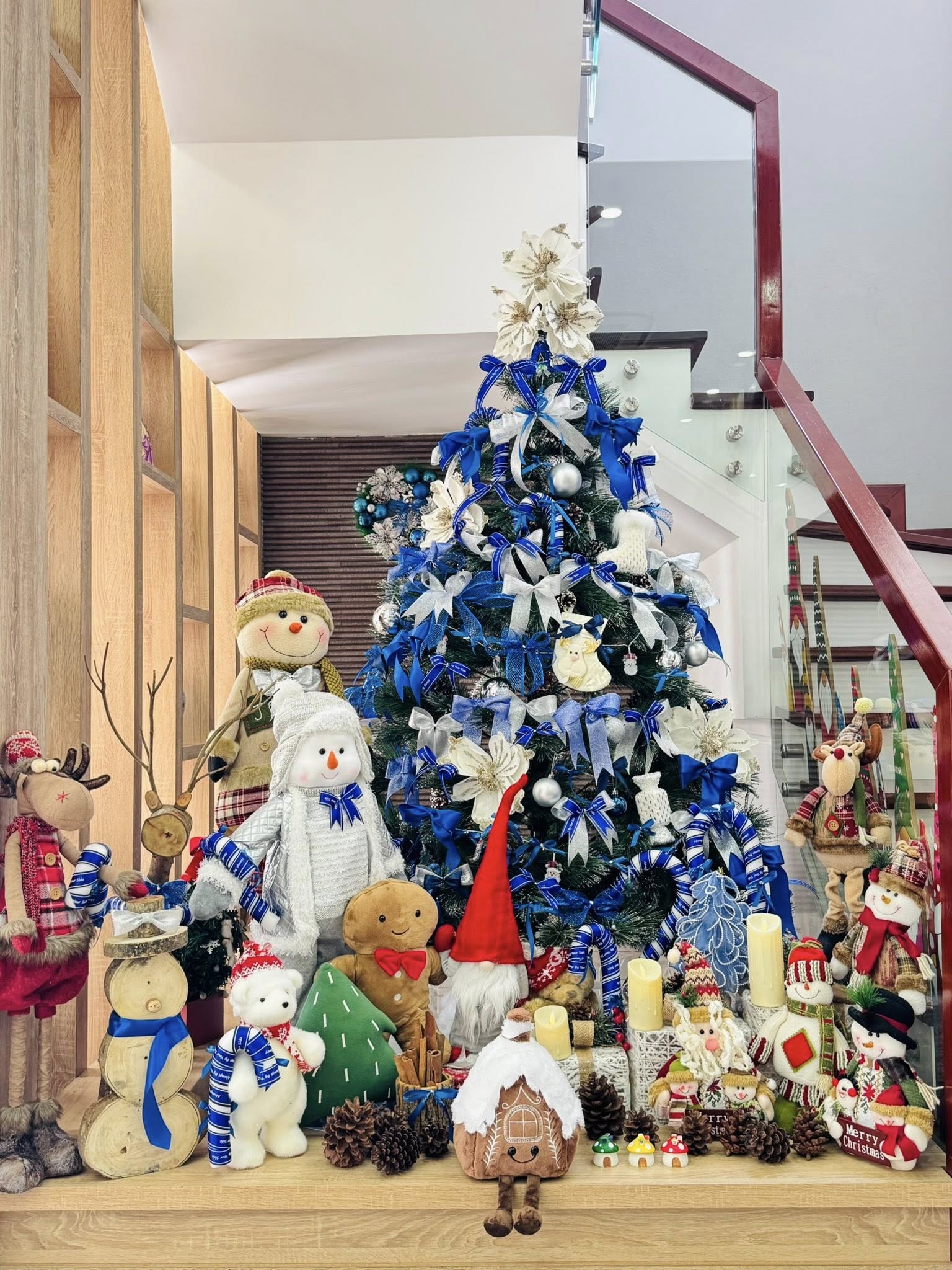 Tiệc Gi&aacute;ng sinh tone m&agrave;u lạ mắt mẹ Quảng Ninh thiết kế ri&ecirc;ng, 2 em b&eacute; xu&yacute;t xoa th&iacute;ch th&uacute;- Ảnh 3.