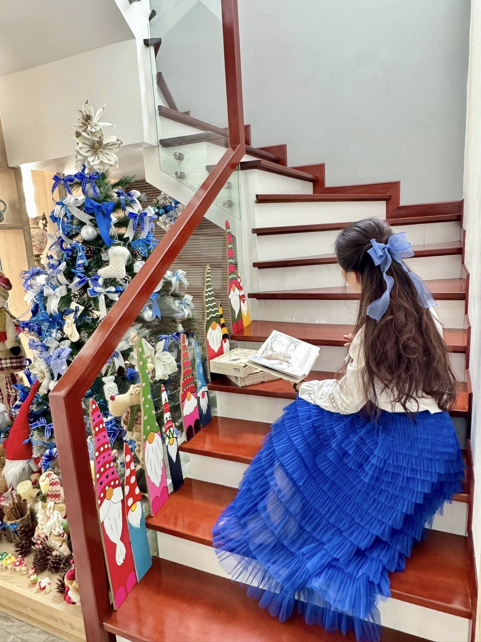 Tiệc Gi&aacute;ng sinh tone m&agrave;u lạ mắt mẹ Quảng Ninh thiết kế ri&ecirc;ng, 2 em b&eacute; xu&yacute;t xoa th&iacute;ch th&uacute;- Ảnh 9.