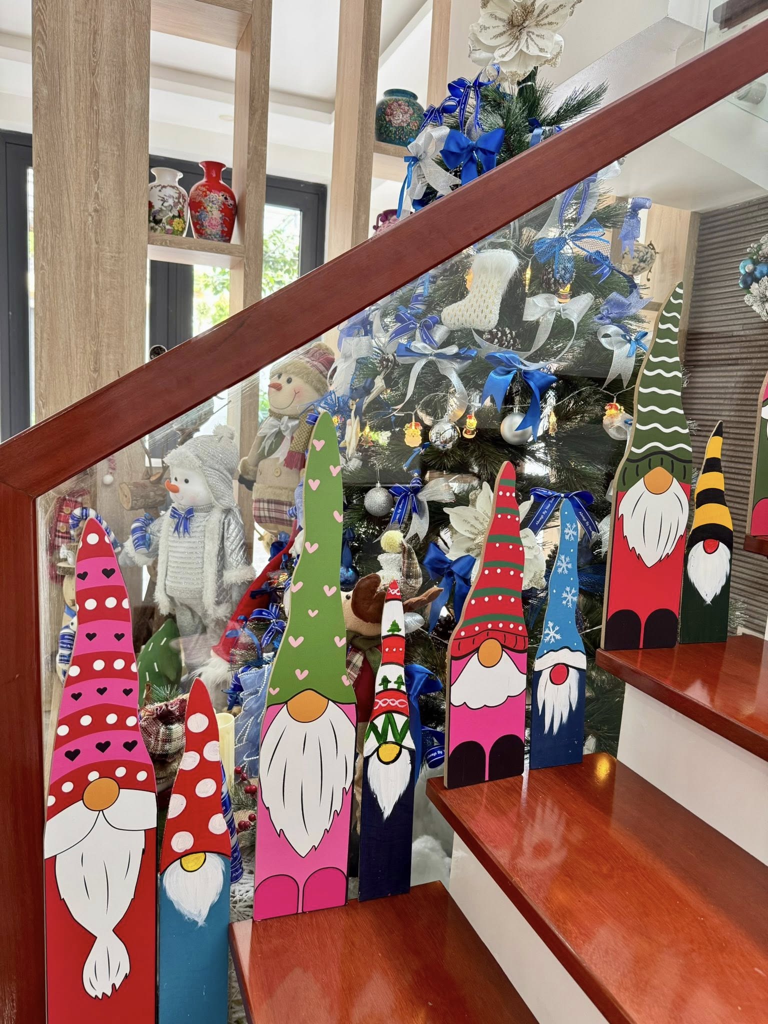 Tiệc Gi&aacute;ng sinh tone m&agrave;u lạ mắt mẹ Quảng Ninh thiết kế ri&ecirc;ng, 2 em b&eacute; xu&yacute;t xoa th&iacute;ch th&uacute;- Ảnh 12.