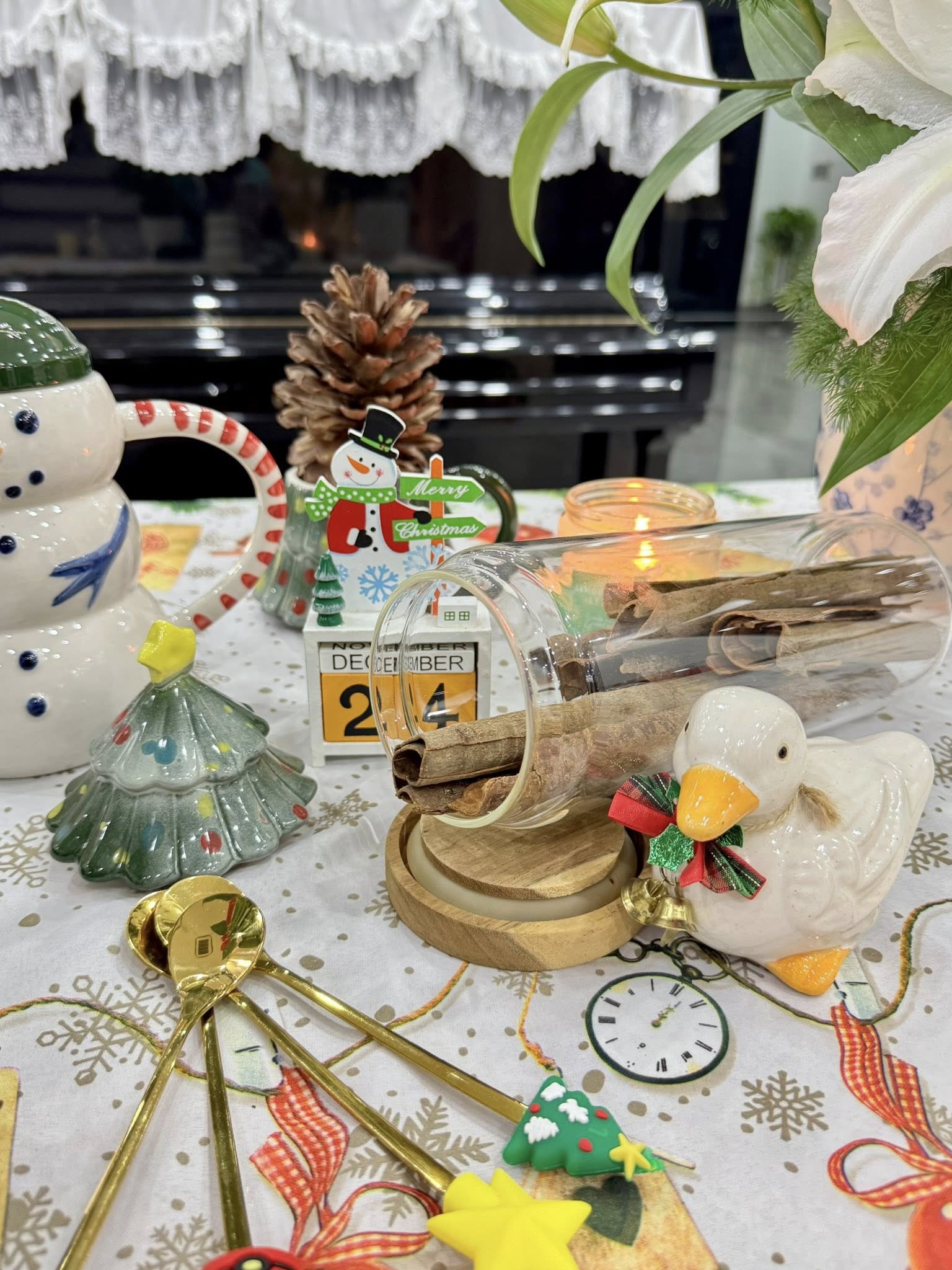 Tiệc Gi&aacute;ng sinh tone m&agrave;u lạ mắt mẹ Quảng Ninh thiết kế ri&ecirc;ng, 2 em b&eacute; xu&yacute;t xoa th&iacute;ch th&uacute;- Ảnh 15.