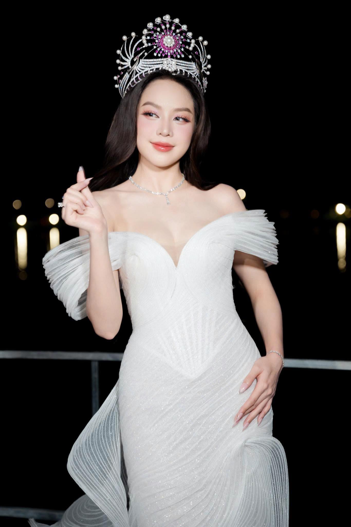 Chuyện lạ g&igrave; đang xảy ra với &Aacute; hậu Trịnh Thuỳ Linh? - Ảnh 2.