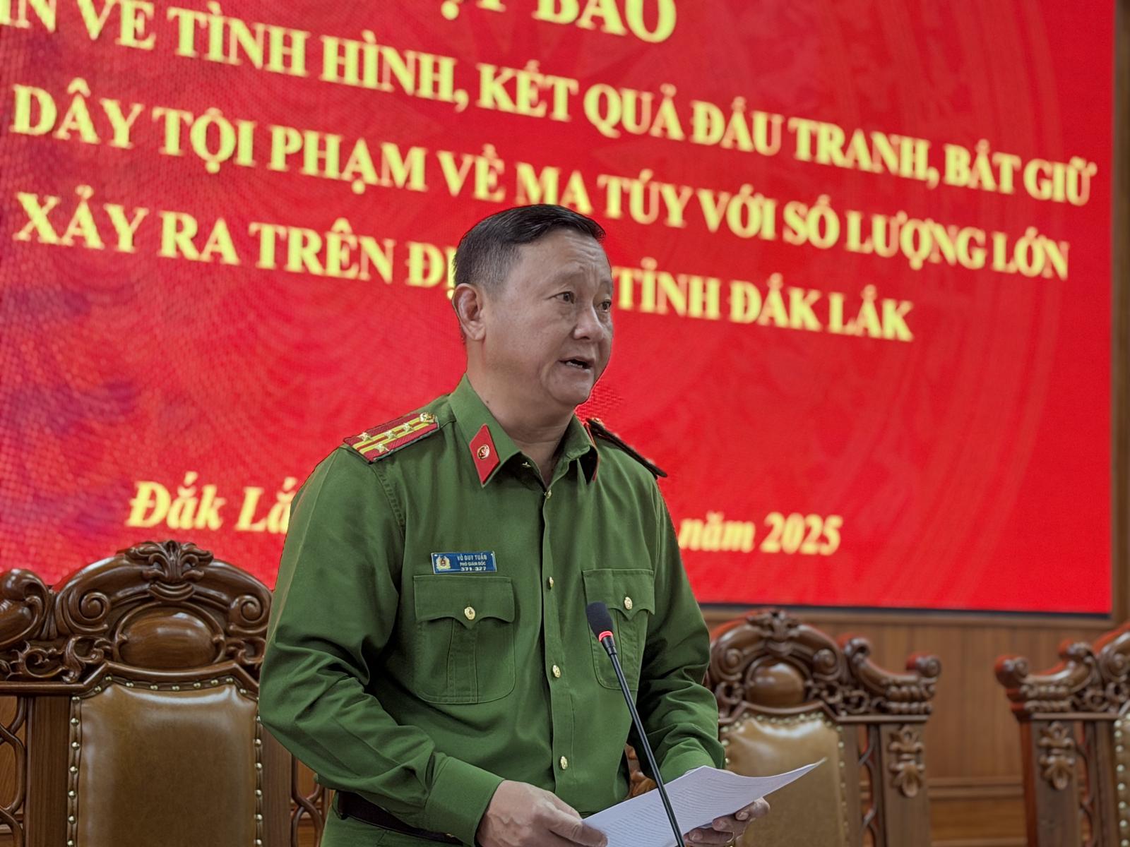 200 cảnh s&aacute;t đồng loạt kh&aacute;m x&eacute;t khẩn cấp, bắt 19 người, d&ugrave;ng m&aacute;y x&uacute;c đột k&iacute;ch nh&agrave; '&ocirc;ng tr&ugrave;m' Vũ Đ&igrave;nh Trọng - Ảnh 1.