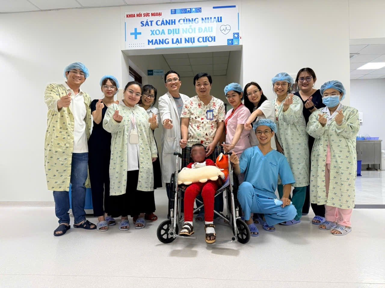 96 ngày giành sự sống của cậu bé 5 tuổi bị cha đốt xăng bỏng đến 80%: “Phép màu từ nghị lực phi thường”- Ảnh 2.