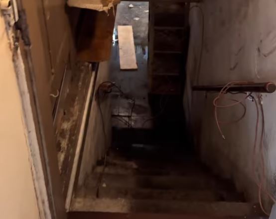 Mua ng&ocirc;i nh&agrave; mới, cặp vợ chồng ph&aacute;t hiện thứ r&ugrave;ng rợn dưới tầng hầm - Ảnh 1.