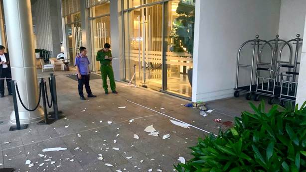 Người nước ngo&agrave;i nghi rơi lầu tại New World Hoiana, camera ghi lại h&igrave;nh ảnh khả nghi - Ảnh 2.