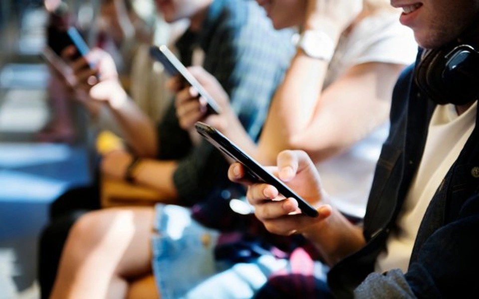 Vạch trần c&ocirc;ng xưởng ngầm sản xuất điện thoại Samsung cao cấp giả tại Delhi - Ảnh 1.