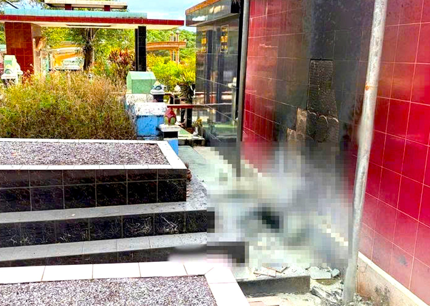 C&ocirc;ng an điều tra thi thể bị ch&aacute;y tại nghĩa trang Pleiku - Ảnh 1.