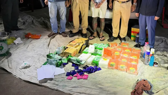 200 cảnh s&aacute;t đồng loạt kh&aacute;m x&eacute;t khẩn cấp, bắt 19 người, d&ugrave;ng m&aacute;y x&uacute;c đột k&iacute;ch nh&agrave; '&ocirc;ng tr&ugrave;m' Vũ Đ&igrave;nh Trọng - Ảnh 2.