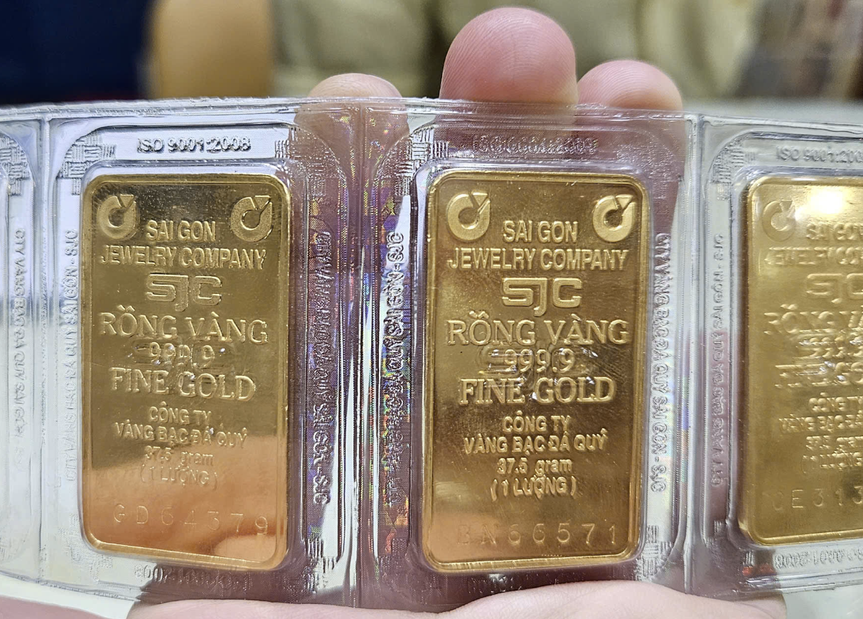 Chuy&ecirc;n gia khuyến c&aacute;o kh&ocirc;ng vay tiền để mua v&agrave;ng trong bối cảnh gi&aacute; tăng cao - Ảnh 2.