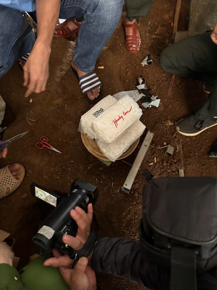 200 cảnh s&aacute;t đồng loạt kh&aacute;m x&eacute;t khẩn cấp, bắt 19 người, d&ugrave;ng m&aacute;y x&uacute;c đột k&iacute;ch nh&agrave; '&ocirc;ng tr&ugrave;m' Vũ Đ&igrave;nh Trọng - Ảnh 3.