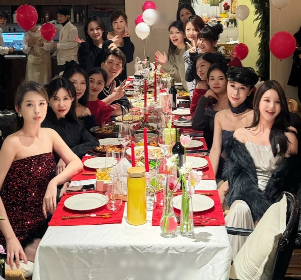 H&agrave;ng ngh&igrave;n người liệt k&ecirc; th&agrave;nh tựu năm 2025 dưới 1 status 8 chữ- Ảnh 2.