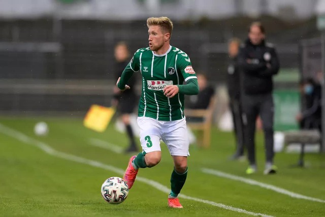 Sốc: Cầu thủ b&oacute;ng đ&aacute; ng&atilde; từ c&aacute;p treo cao 70m xuống đất, tử vong ngay trước mặt vợ- Ảnh 3.