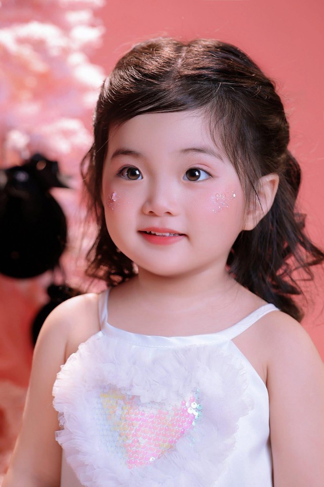 Lisa nh&agrave; Kh&aacute;nh Thi - Phan Hiển g&acirc;y sốt Gi&aacute;ng sinh v&igrave; giao diện thi&ecirc;n thần, visual n&eacute;t căng, xinh y&ecirc;u qu&aacute; đỗi!- Ảnh 1.