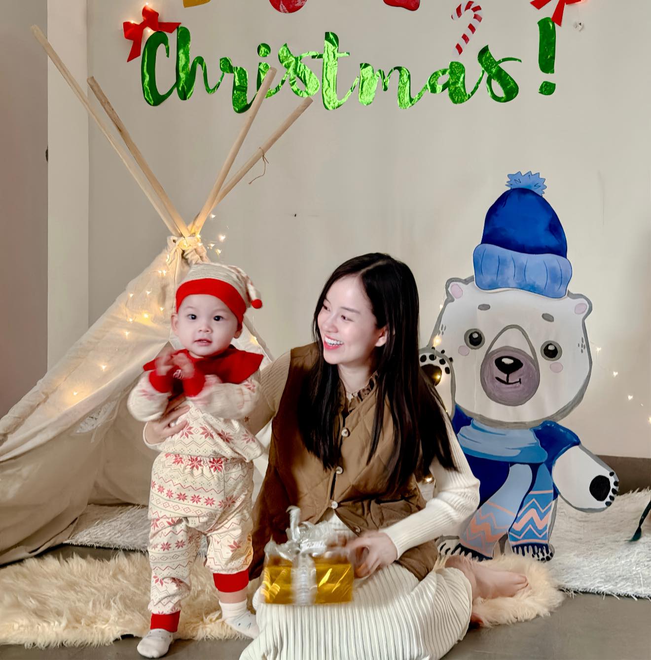 Hai nhóc siêu quậy nhà Ly Kute chiếm spotlight đêm Giáng Sinh, mẹ bầu lộ diện vô cùng rạng rỡ- Ảnh 7.