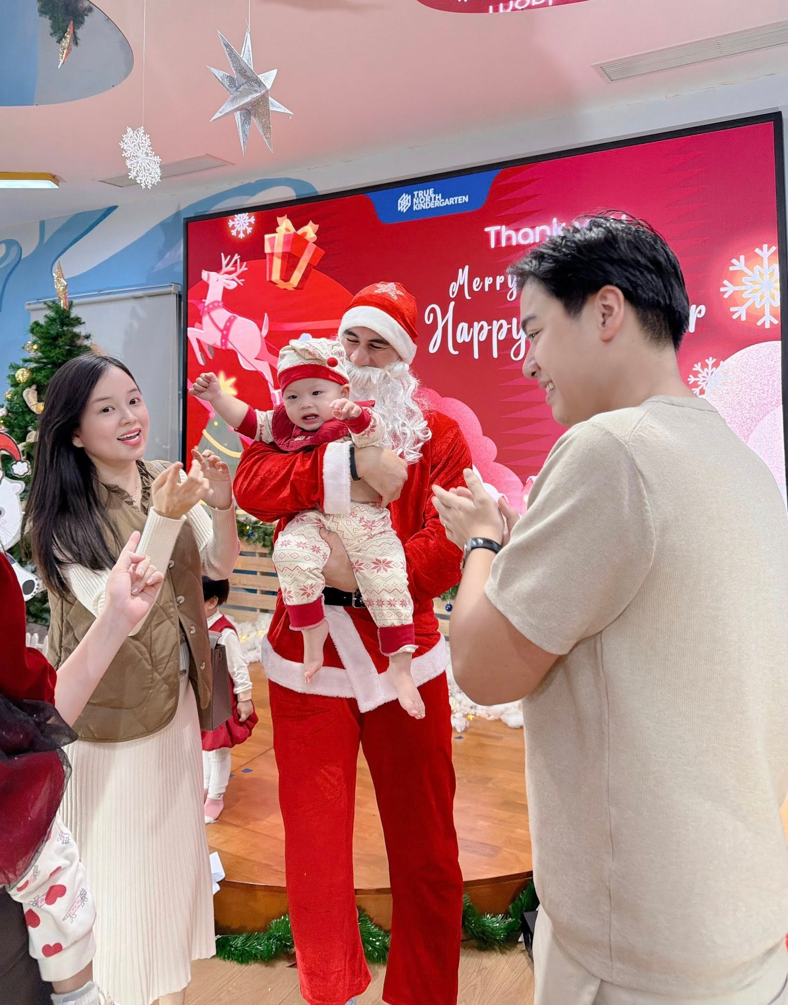 Hai nhóc siêu quậy nhà Ly Kute chiếm spotlight đêm Giáng Sinh, mẹ bầu lộ diện vô cùng rạng rỡ- Ảnh 8.