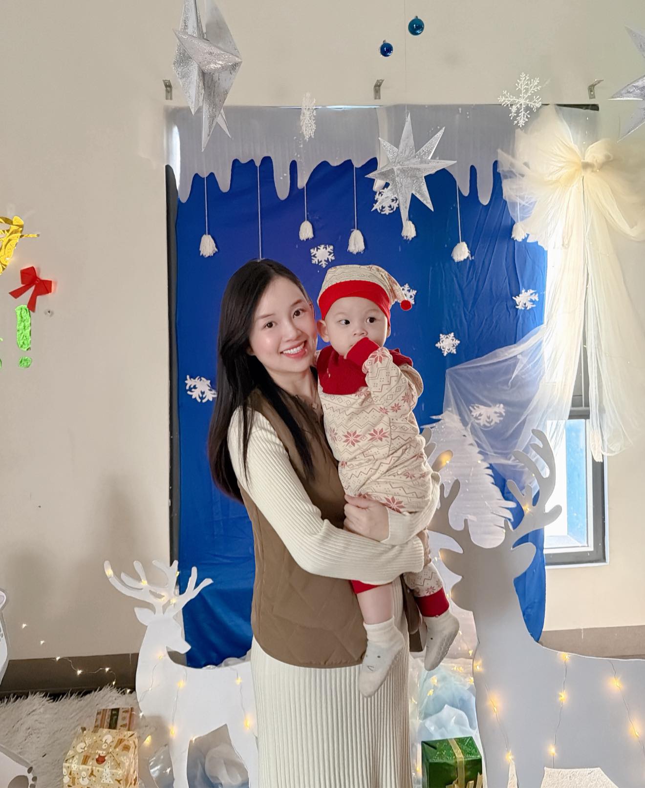 Hai nhóc siêu quậy nhà Ly Kute chiếm spotlight đêm Giáng Sinh, mẹ bầu lộ diện vô cùng rạng rỡ- Ảnh 9.