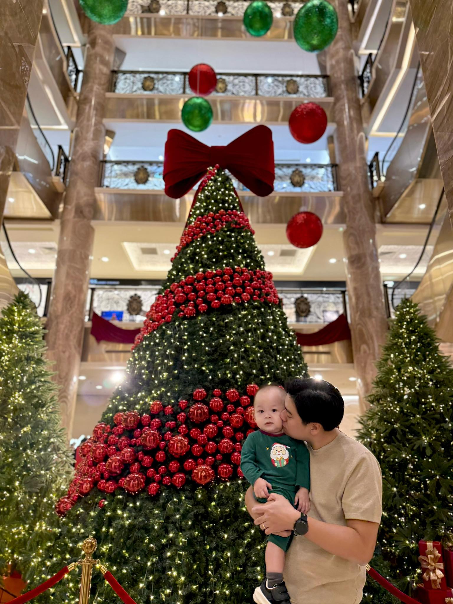 Hai nhóc siêu quậy nhà Ly Kute chiếm spotlight đêm Giáng Sinh, mẹ bầu lộ diện vô cùng rạng rỡ- Ảnh 1.