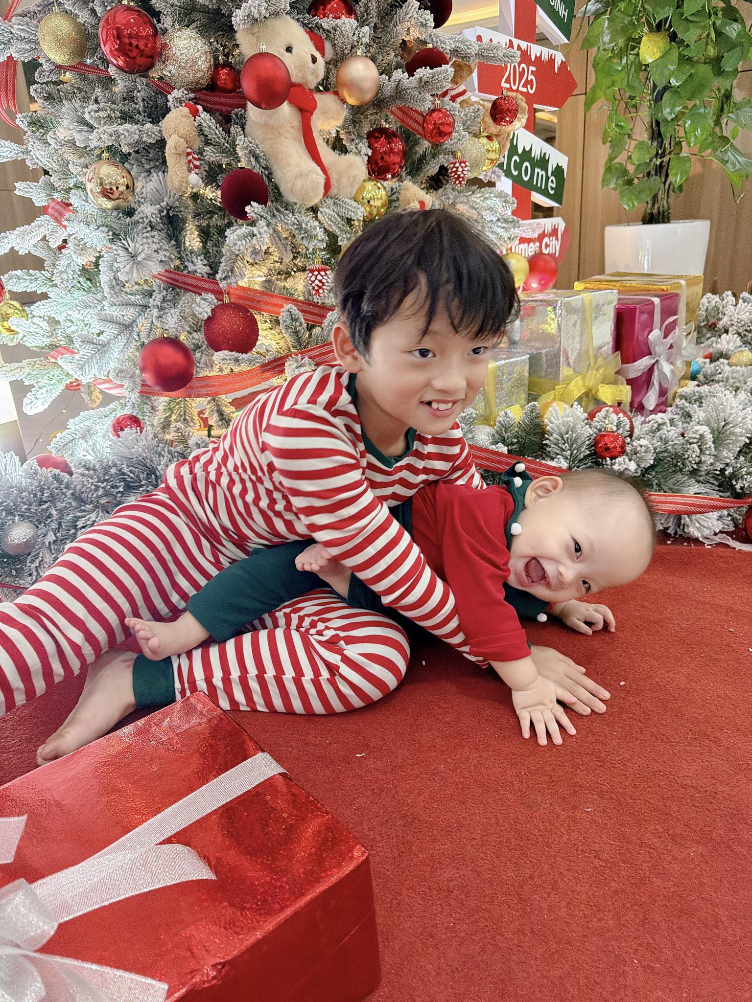 Hai nhóc siêu quậy nhà Ly Kute chiếm spotlight đêm Giáng Sinh, mẹ bầu lộ diện vô cùng rạng rỡ- Ảnh 2.