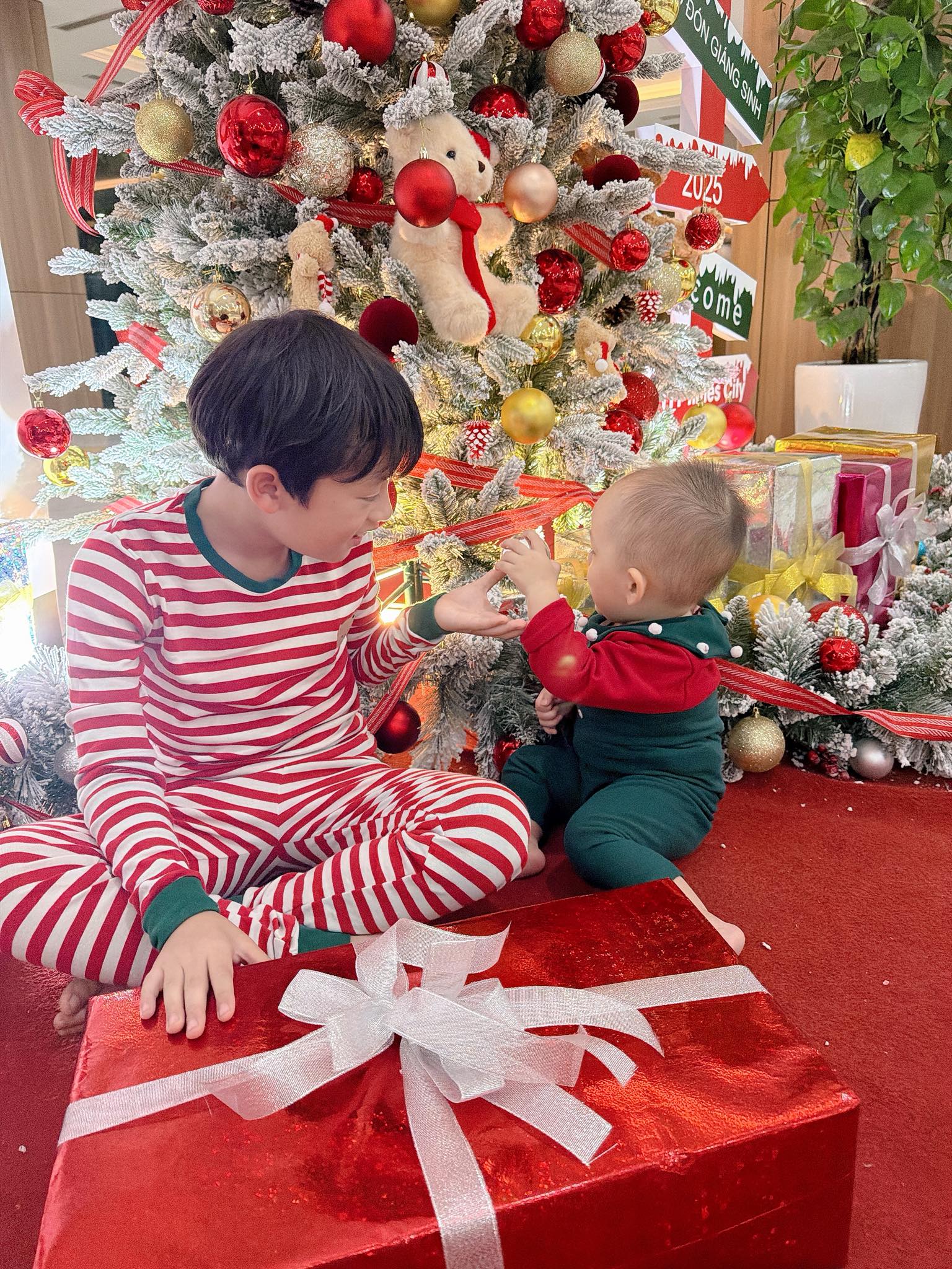 Hai nhóc siêu quậy nhà Ly Kute chiếm spotlight đêm Giáng Sinh, mẹ bầu lộ diện vô cùng rạng rỡ- Ảnh 3.