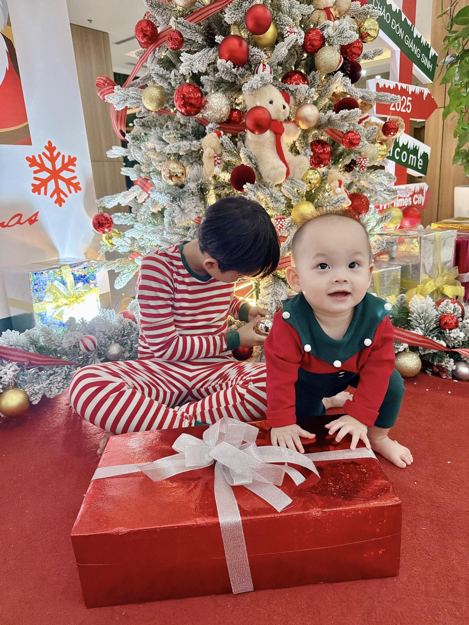 Hai nhóc siêu quậy nhà Ly Kute chiếm spotlight đêm Giáng Sinh, mẹ bầu lộ diện vô cùng rạng rỡ- Ảnh 4.