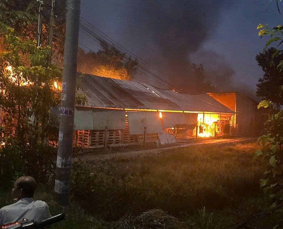 Cục sạc dự ph&ograve;ng điện thọai g&acirc;y ch&aacute;y lớn xưởng gỗ ở T&acirc;y Ninh , thiệt hại nặng nề - Ảnh 1.