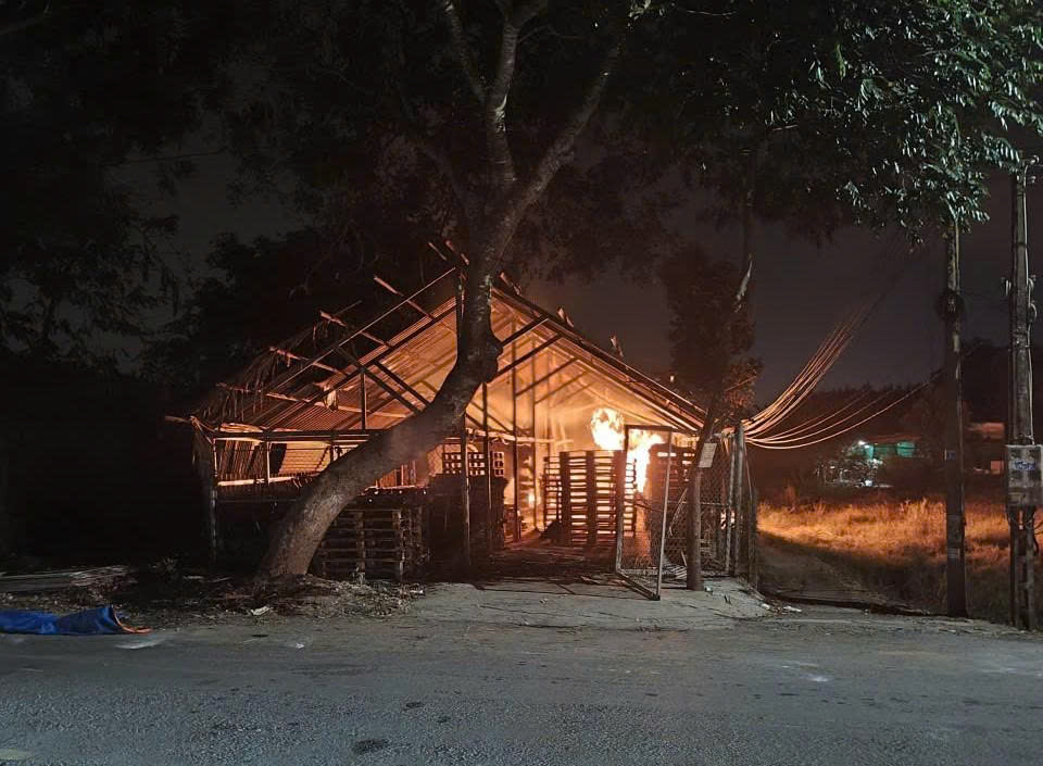 Cục sạc dự ph&ograve;ng điện thọai g&acirc;y ch&aacute;y lớn xưởng gỗ ở T&acirc;y Ninh , thiệt hại nặng nề - Ảnh 2.