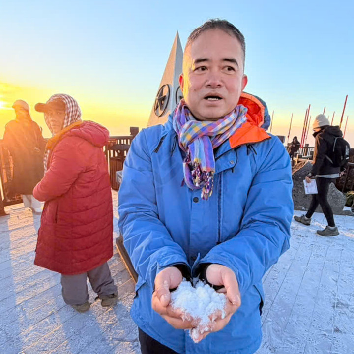 Đỉnh Fansipan xuất hiện lớp băng gi&aacute; d&agrave;y nhất m&ugrave;a đ&ocirc;ng năm nay - Ảnh 2.