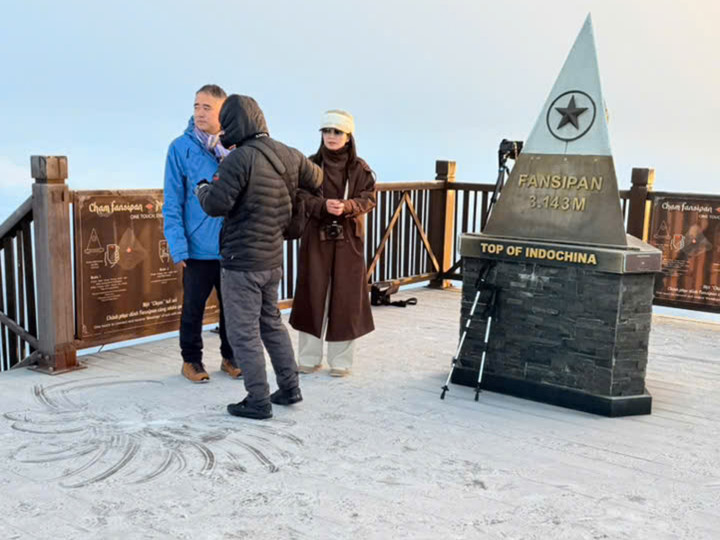 Đỉnh Fansipan xuất hiện lớp băng gi&aacute; d&agrave;y nhất m&ugrave;a đ&ocirc;ng năm nay - Ảnh 1.