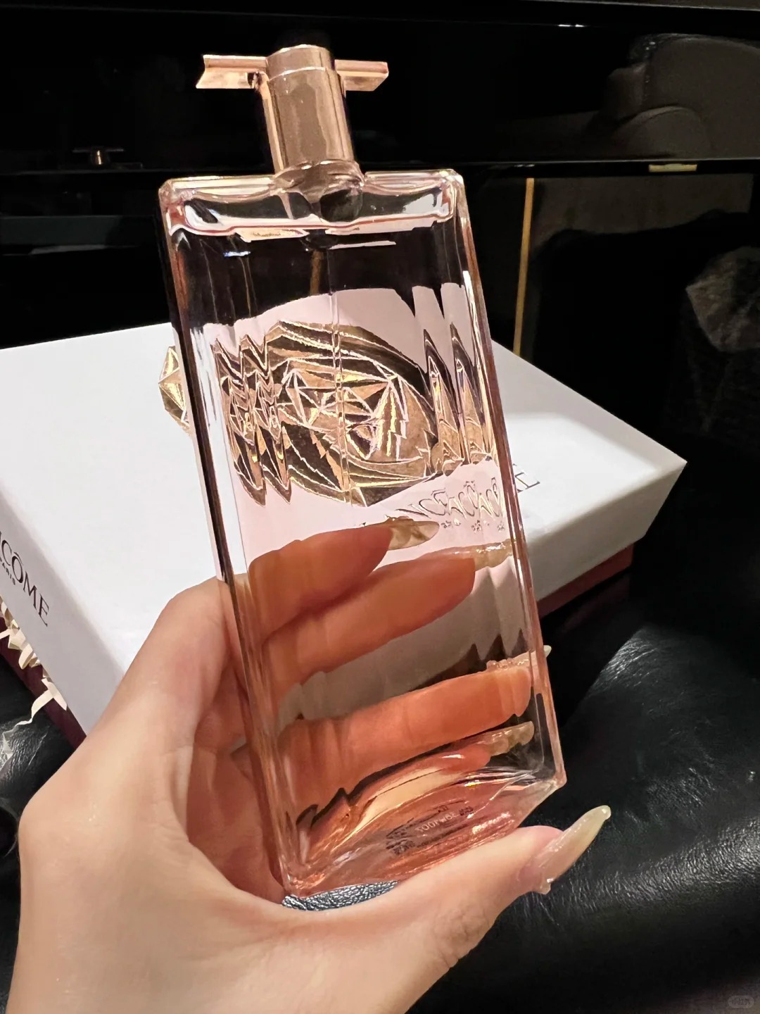 Đ&oacute;n năm mới thật thơm: 5 chai nước hoa dễ d&ugrave;ng, ai ngửi cũng thấy dễ chịu - Ảnh 3.