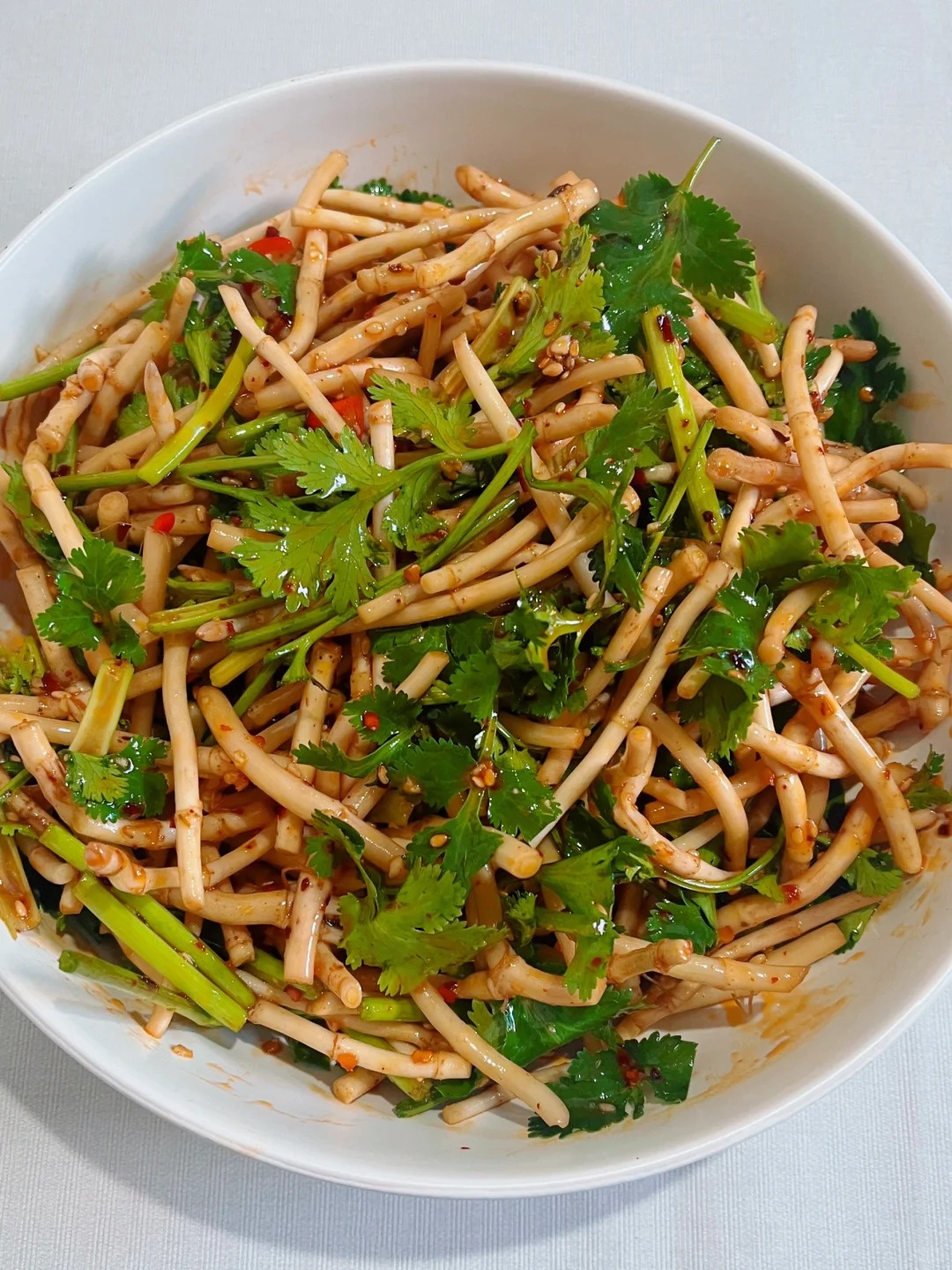 Giải cứu rễ rau diếp c&aacute; th&agrave;nh m&oacute;n nộm chua cay cực phẩm m&ecirc; mẩn - Ảnh 7.