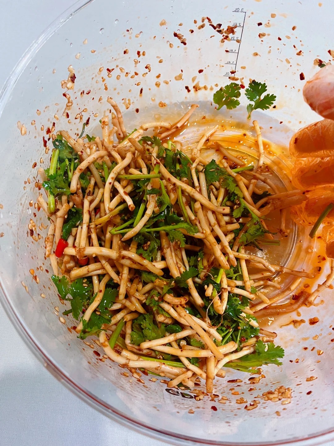 Giải cứu rễ rau diếp c&aacute; th&agrave;nh m&oacute;n nộm chua cay cực phẩm m&ecirc; mẩn - Ảnh 4.