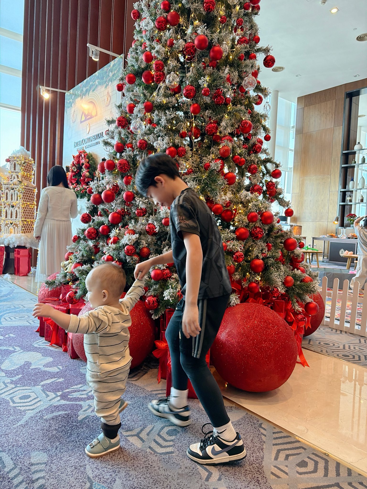 Hai nhóc siêu quậy nhà Ly Kute chiếm spotlight đêm Giáng Sinh, mẹ bầu lộ diện vô cùng rạng rỡ- Ảnh 5.