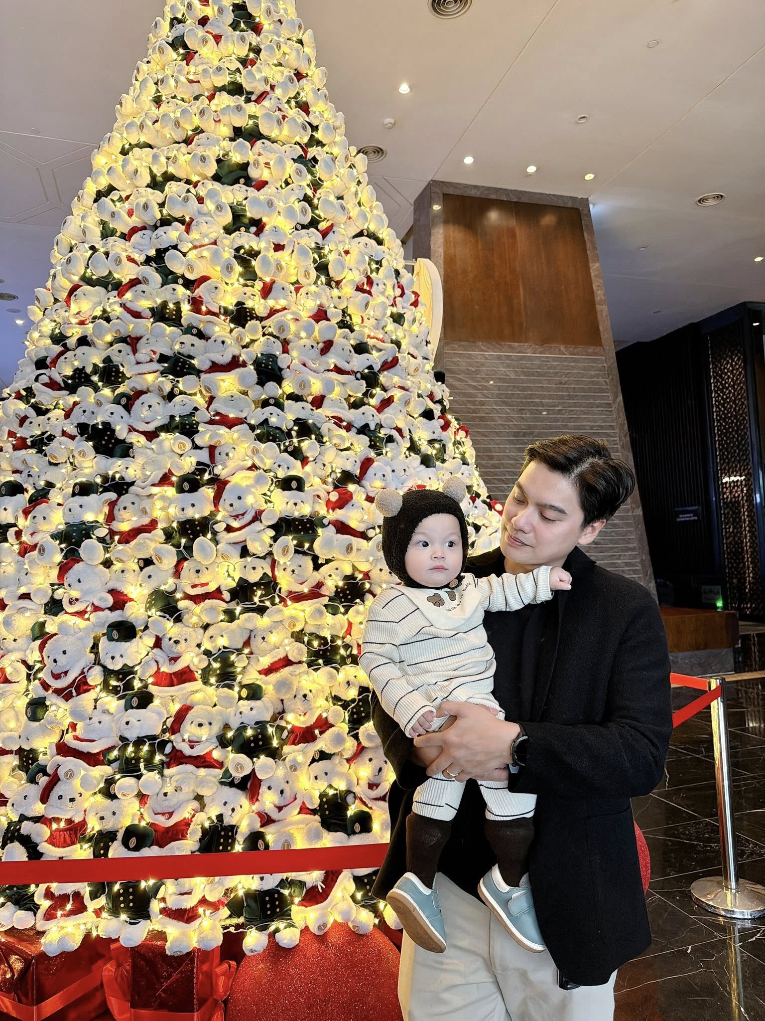 Hai nhóc siêu quậy nhà Ly Kute chiếm spotlight đêm Giáng Sinh, mẹ bầu lộ diện vô cùng rạng rỡ- Ảnh 6.